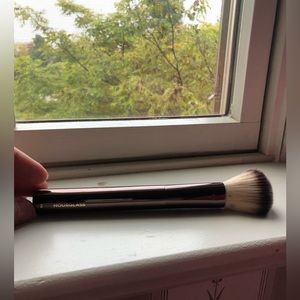 Hourglass foundation/blush brush No. 2